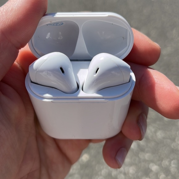 i12 bluetooth earbuds - Picture 2 of 2